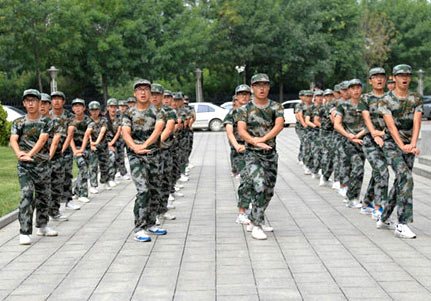 企業(yè)員工軍訓圖片