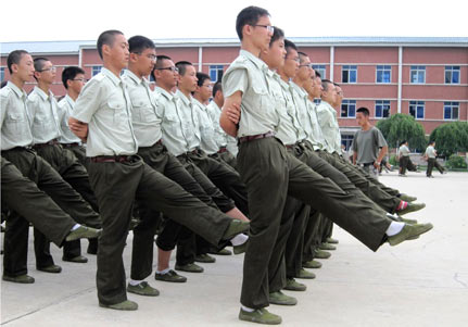 公司員工軍訓圖片