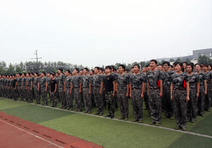 企業(yè)新員工軍訓(xùn)圖片