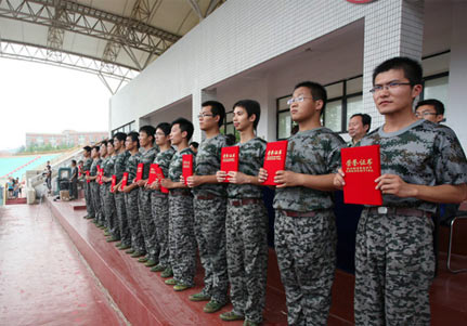 成都企業(yè)新員工軍訓(xùn)圖片